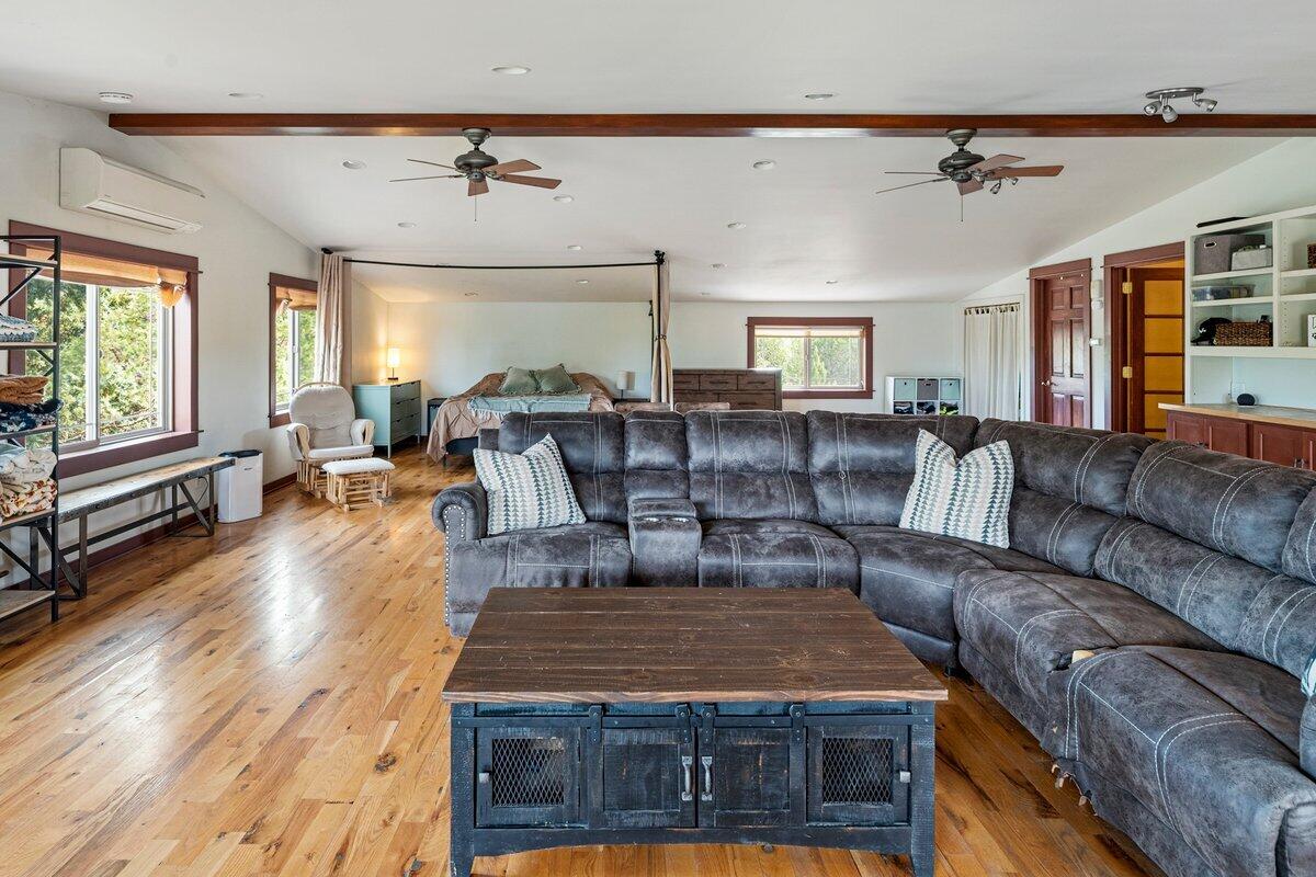 Photo of 10001 SW Geneva View Road 3 of 43