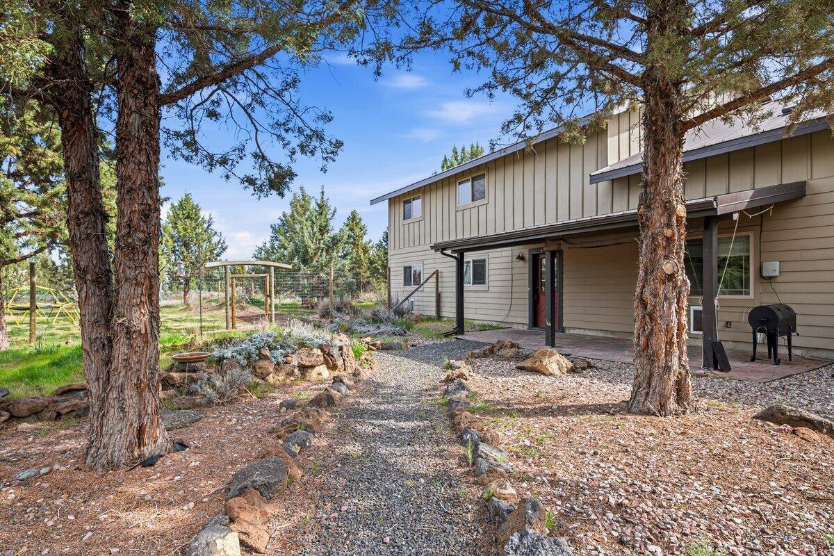 Photo of 10001 SW Geneva View Road 27 of 43