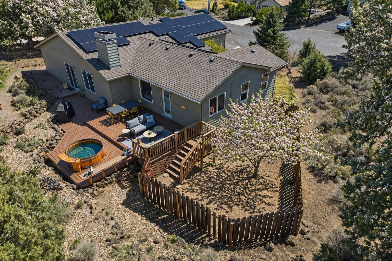 Large fenced side yard- storage under the dining area