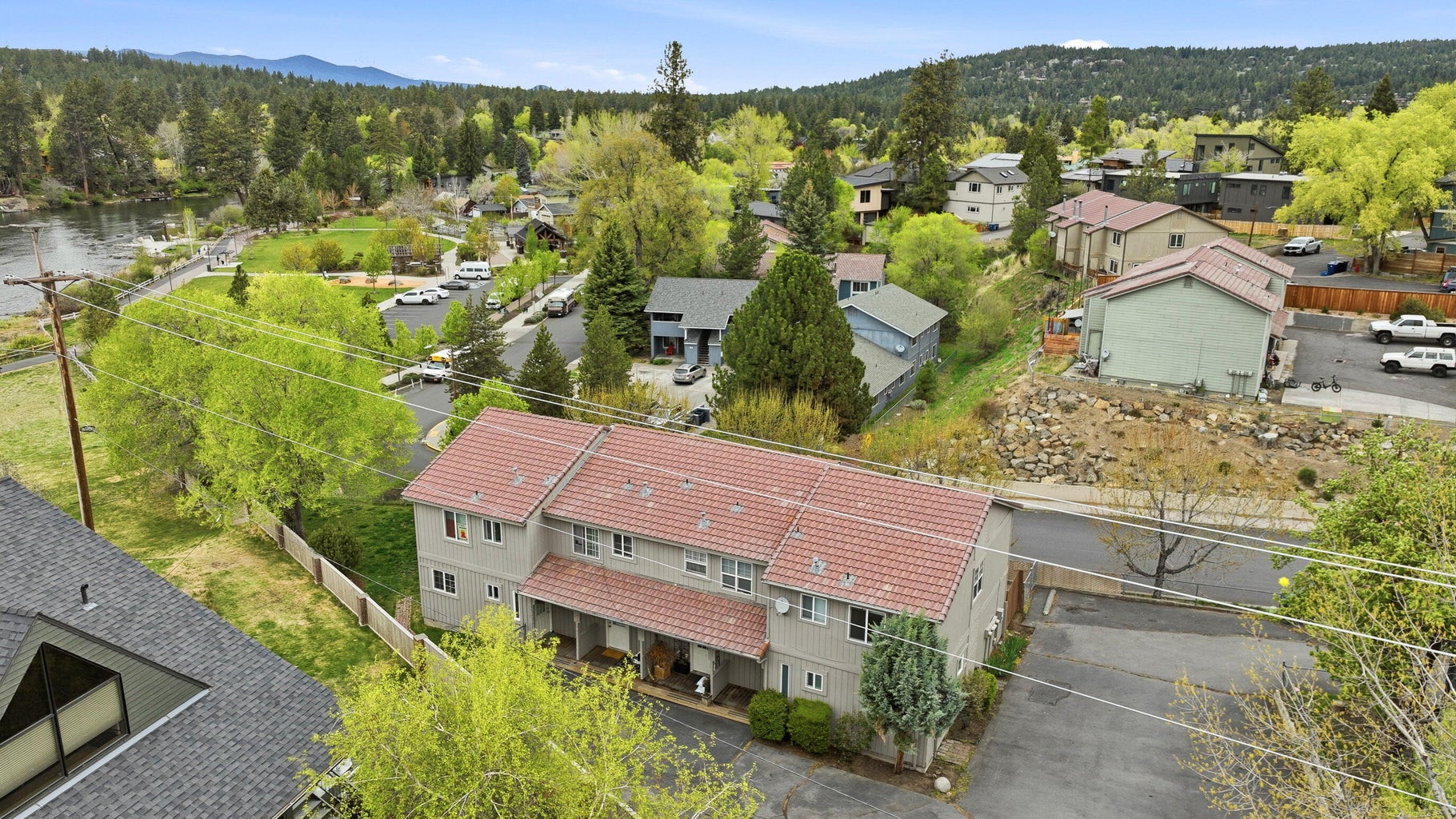Photo of 931 NW Carlon Avenue 3 of 8
