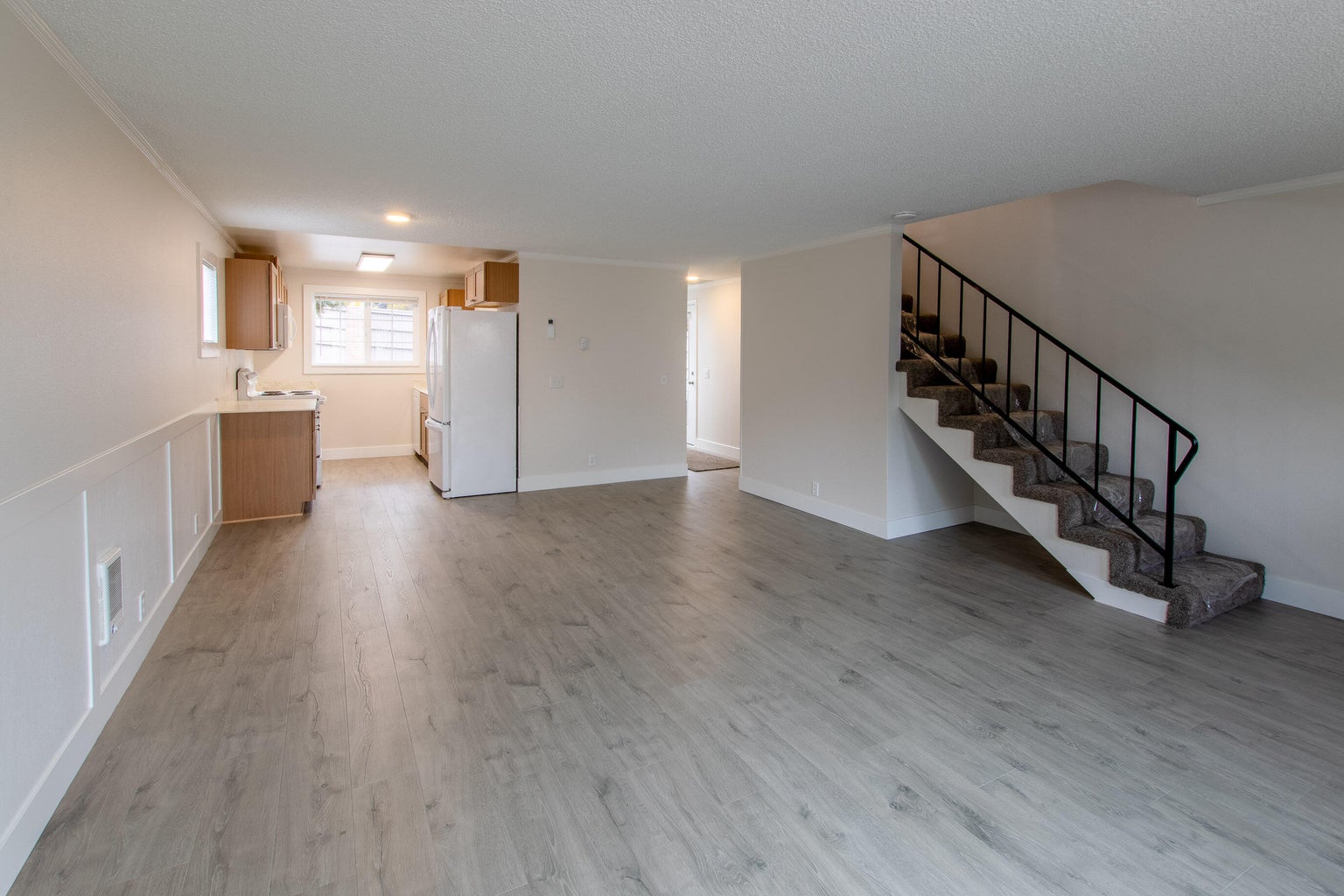 Photo of 931 NW Carlon Avenue 5 of 8