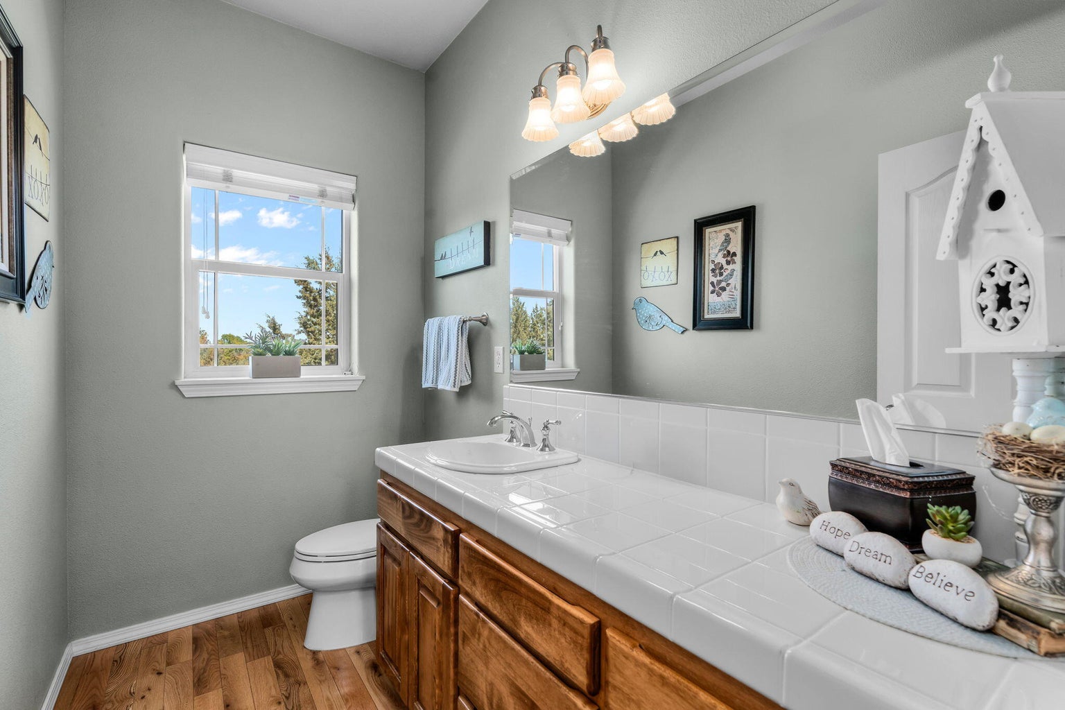 Main hall 1/2 bath