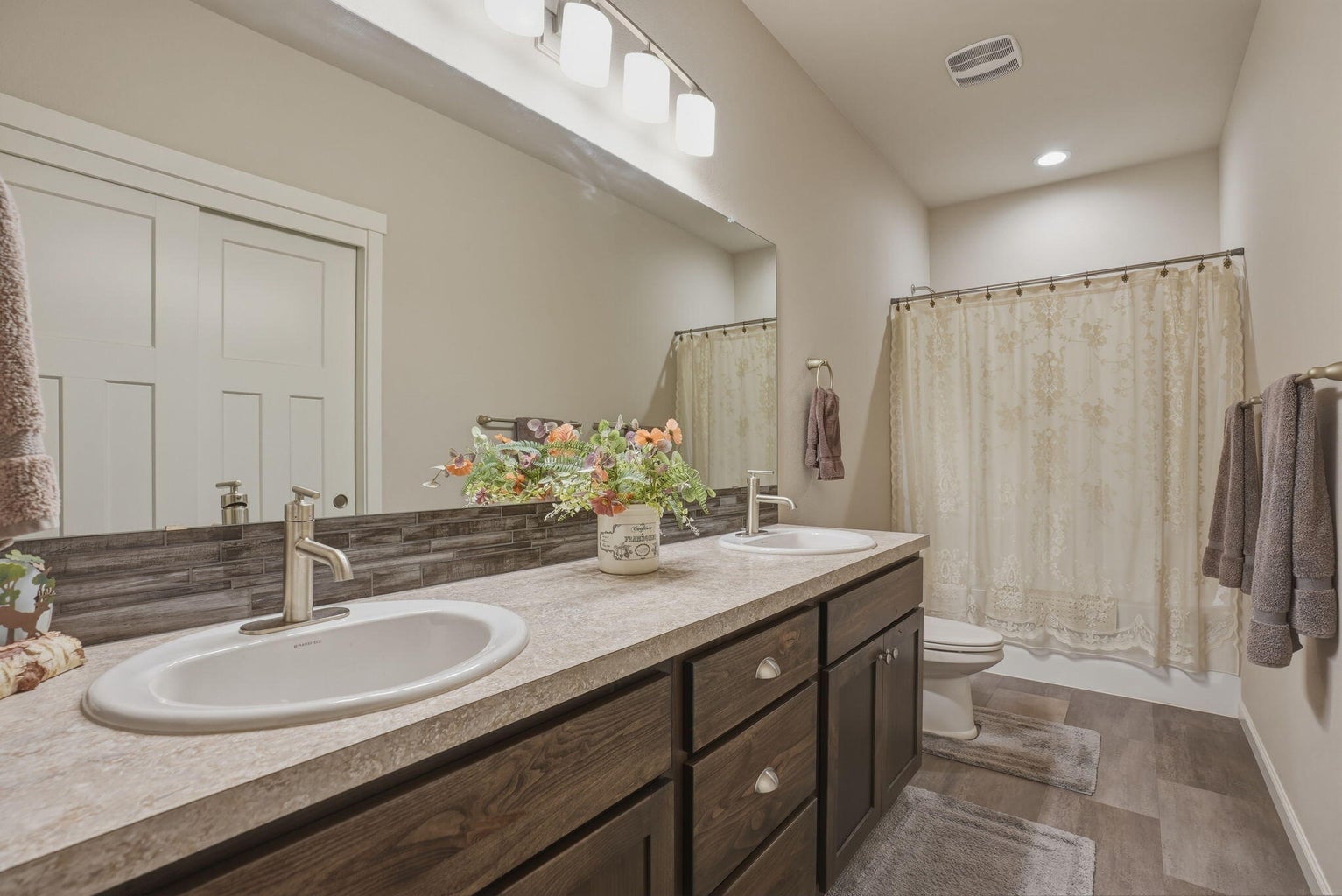 Guest bath with double vanity and shower/tub
