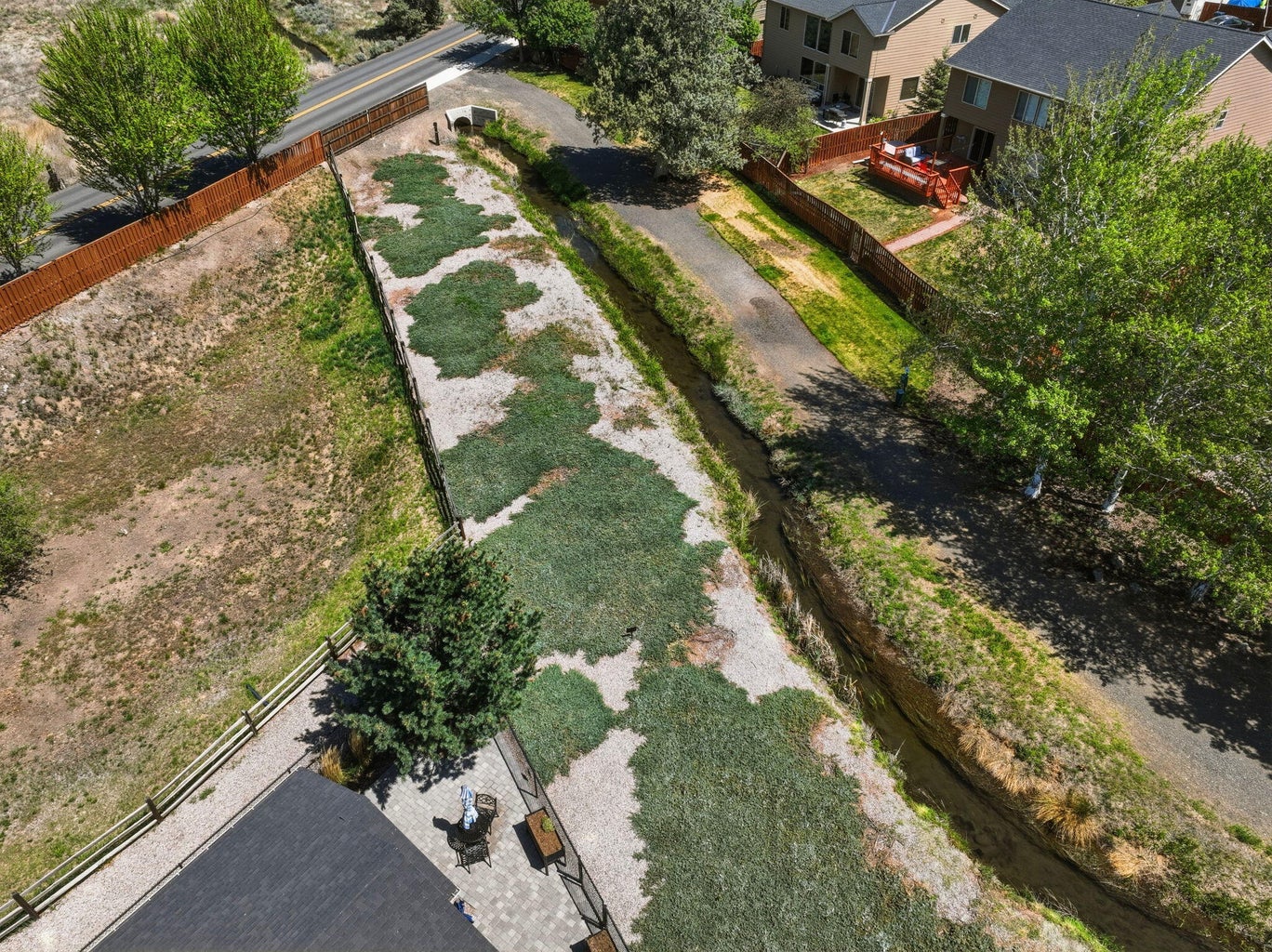 Nearby walking paths
