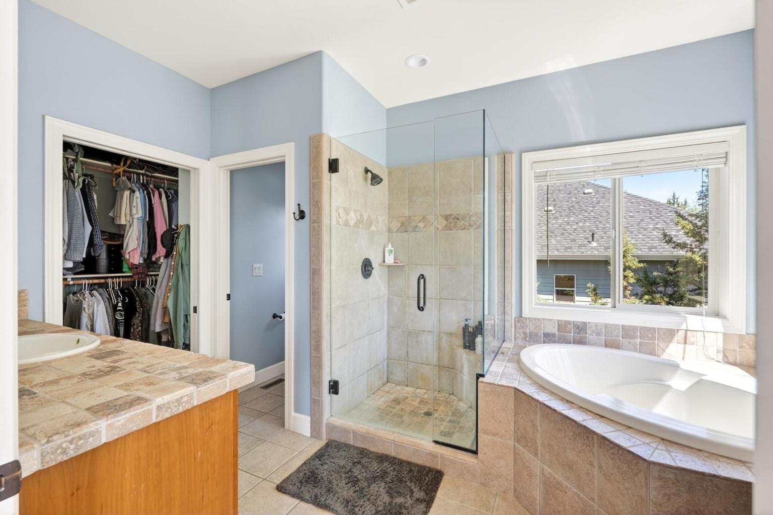 Soaker tub and tile shower