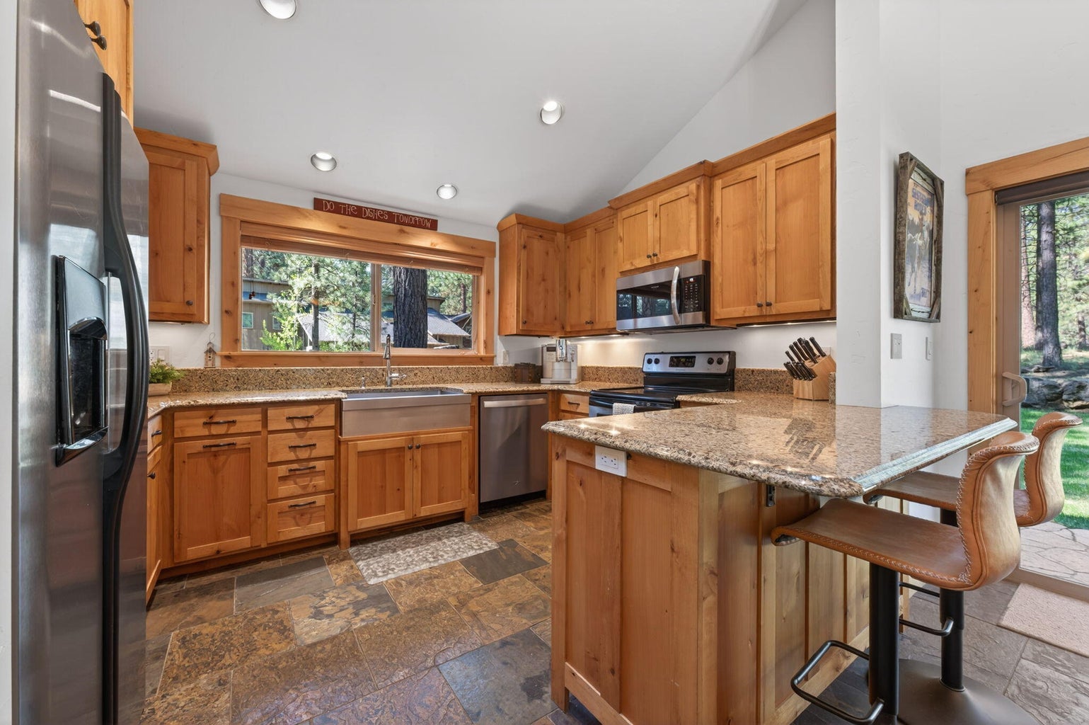 Kitchen w/ Breakfast Bar