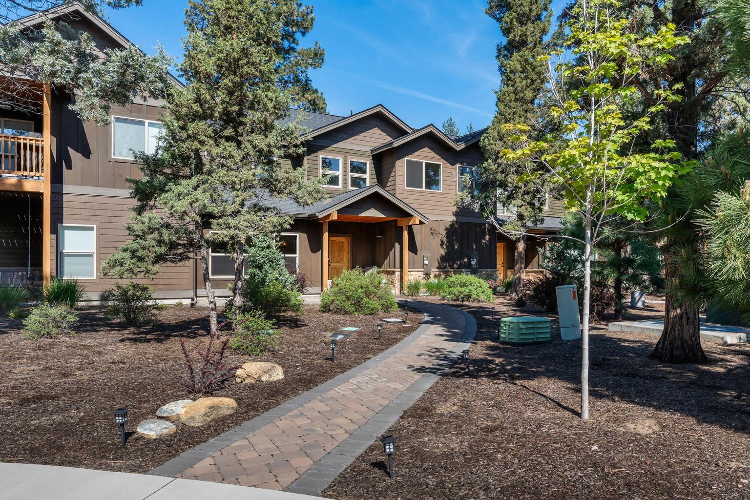 Photo of 927 E Desperado Trail 1 of 33