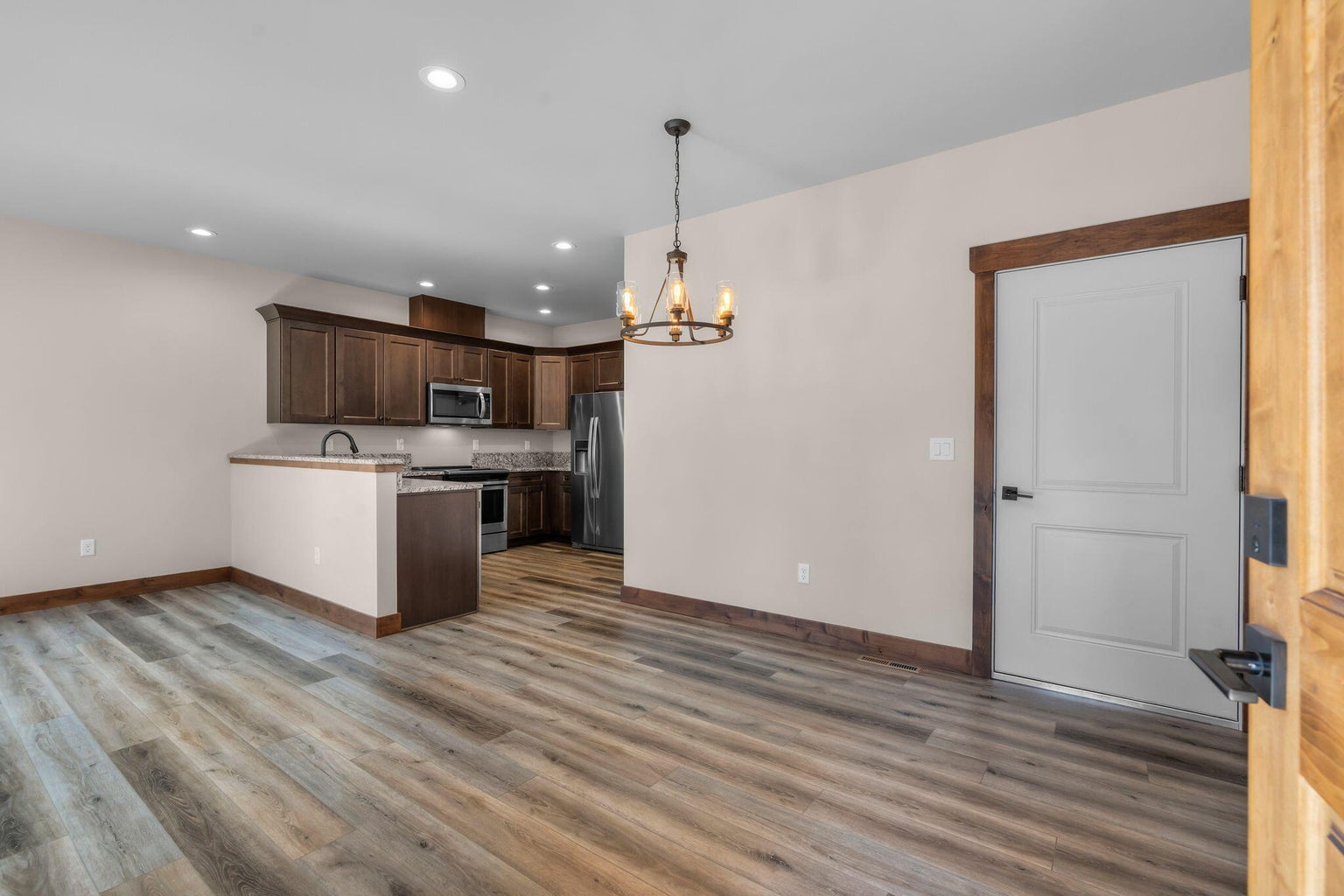 Photo of 927 E Desperado Trail 4 of 33
