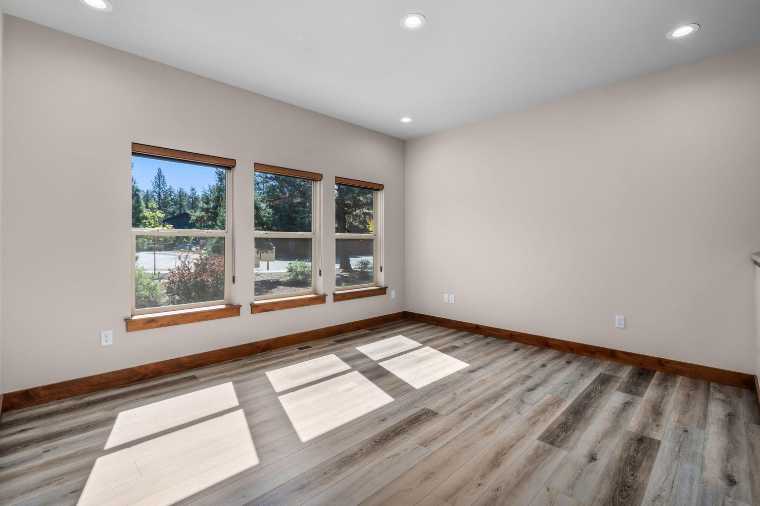 Photo of 927 E Desperado Trail 5 of 33