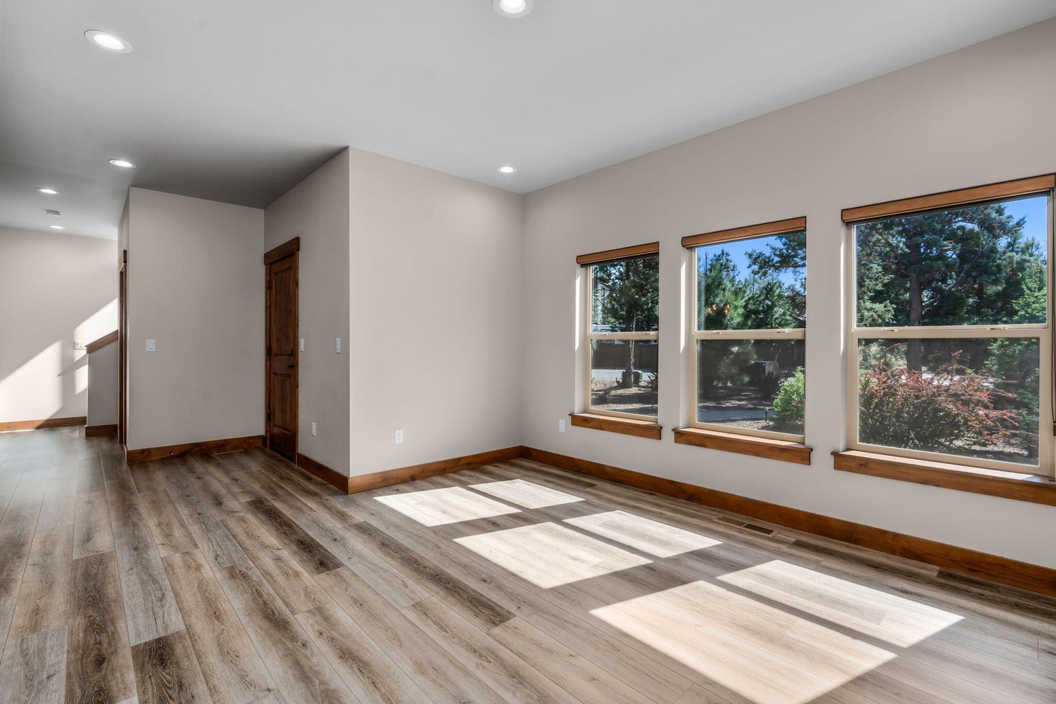 Photo of 927 E Desperado Trail 7 of 33