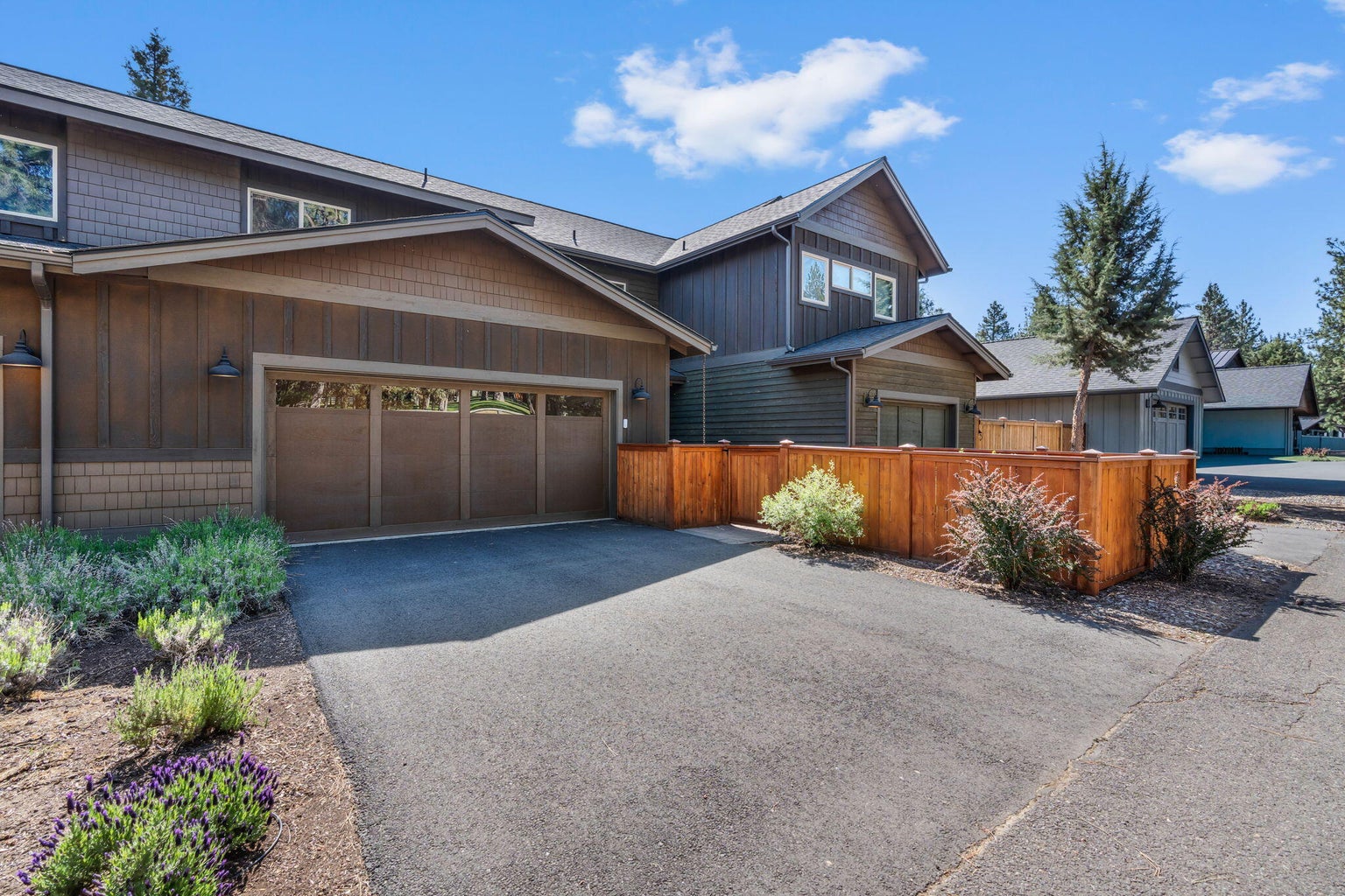 Photo of 927 E Desperado Trail 26 of 33