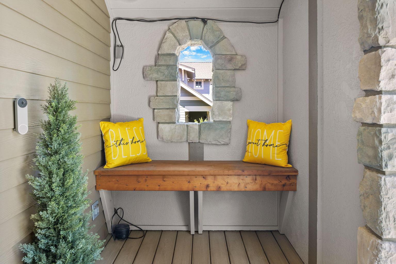 Built-in seating in entry area
