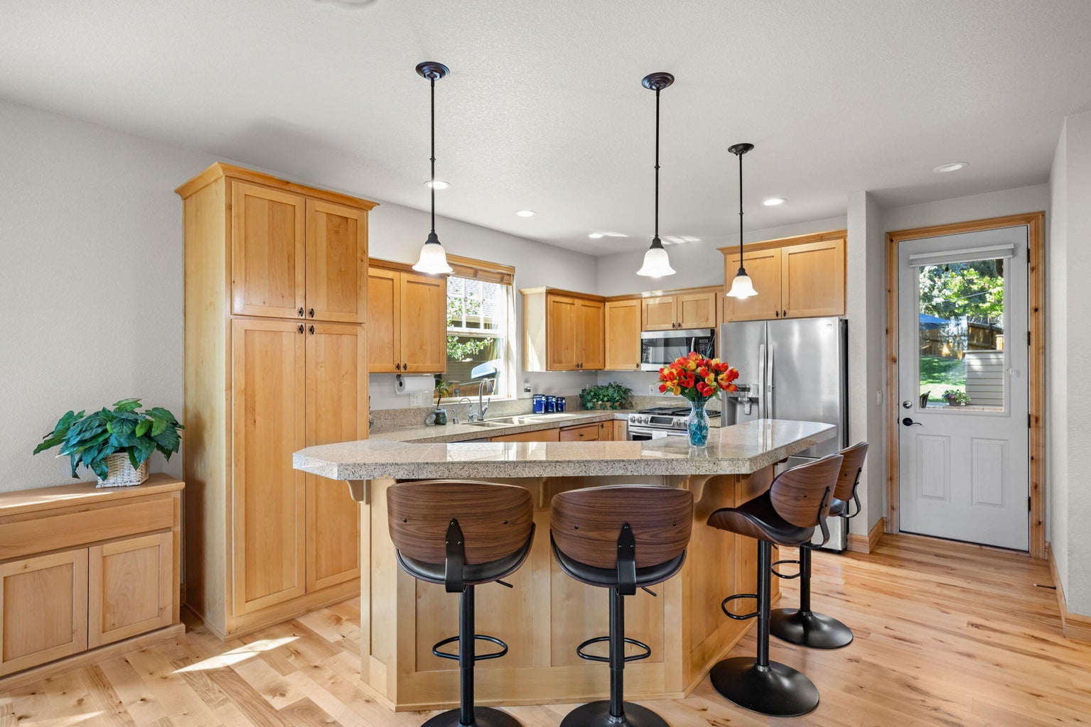 Kitchen with generous breakfast bar