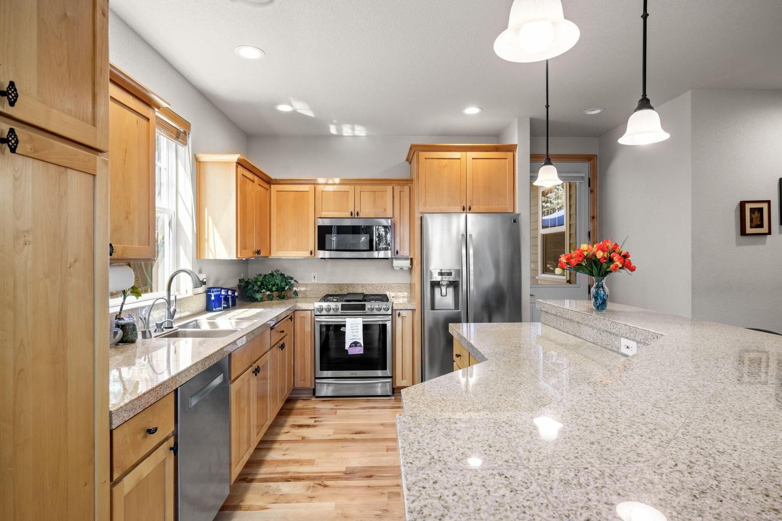 Kitchen has SS appliances and touch on faucet at sink