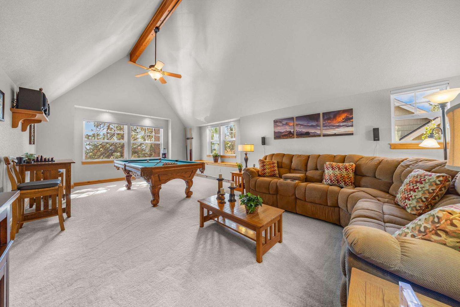Huge Bonus Room with vaulted ceiling