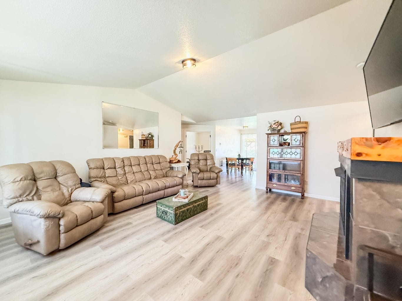 Photo of 699 NE Fieldstone Lane 9 of 33
