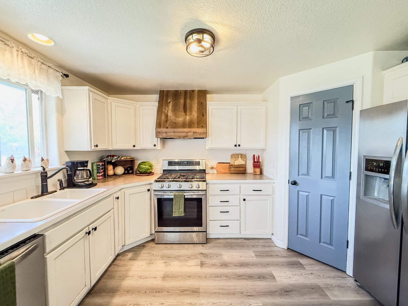 Photo of 699 NE Fieldstone Lane 12 of 33