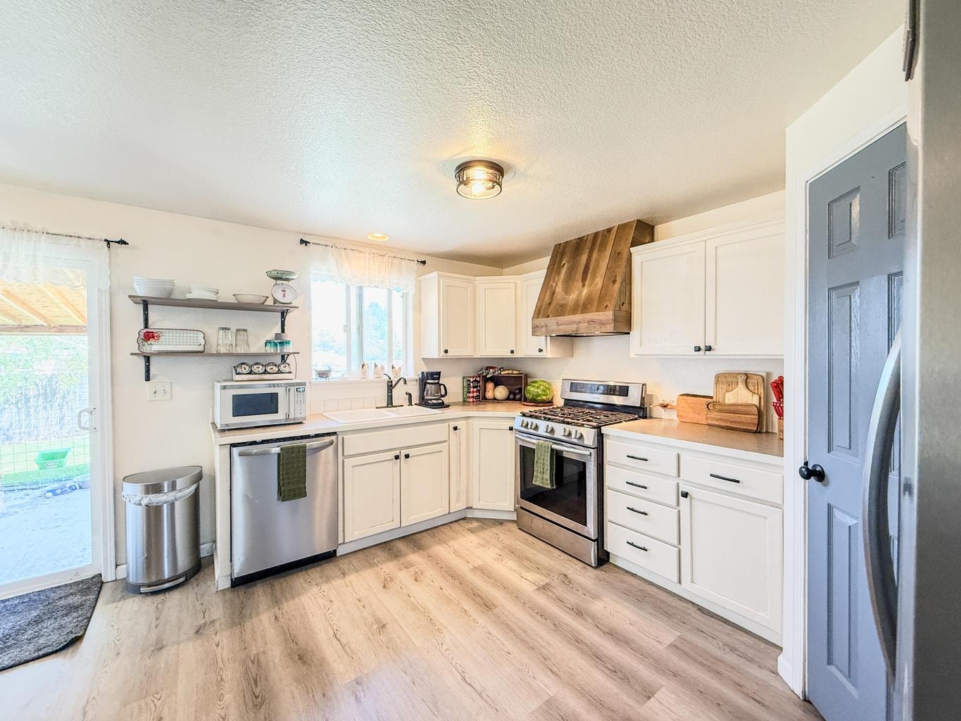 Photo of 699 NE Fieldstone Lane 13 of 33