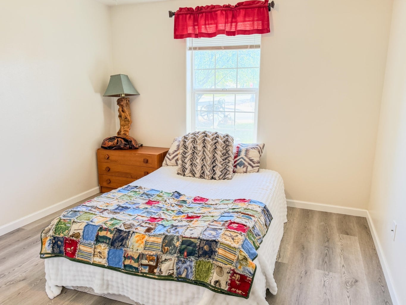 Photo of 699 NE Fieldstone Lane 15 of 33