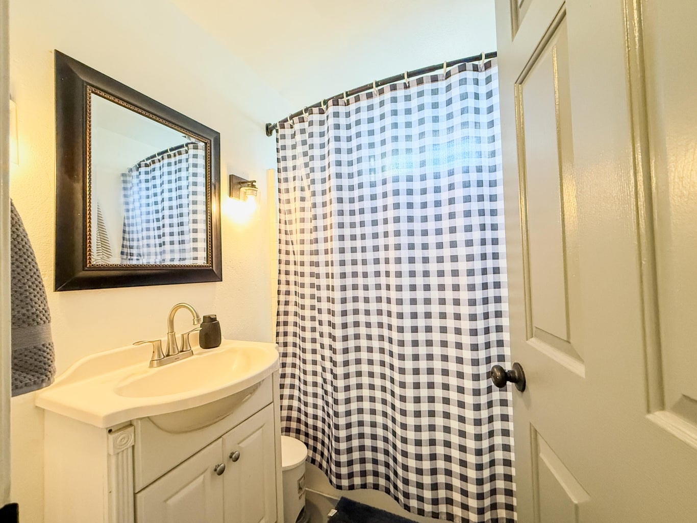 Photo of 699 NE Fieldstone Lane 17 of 33