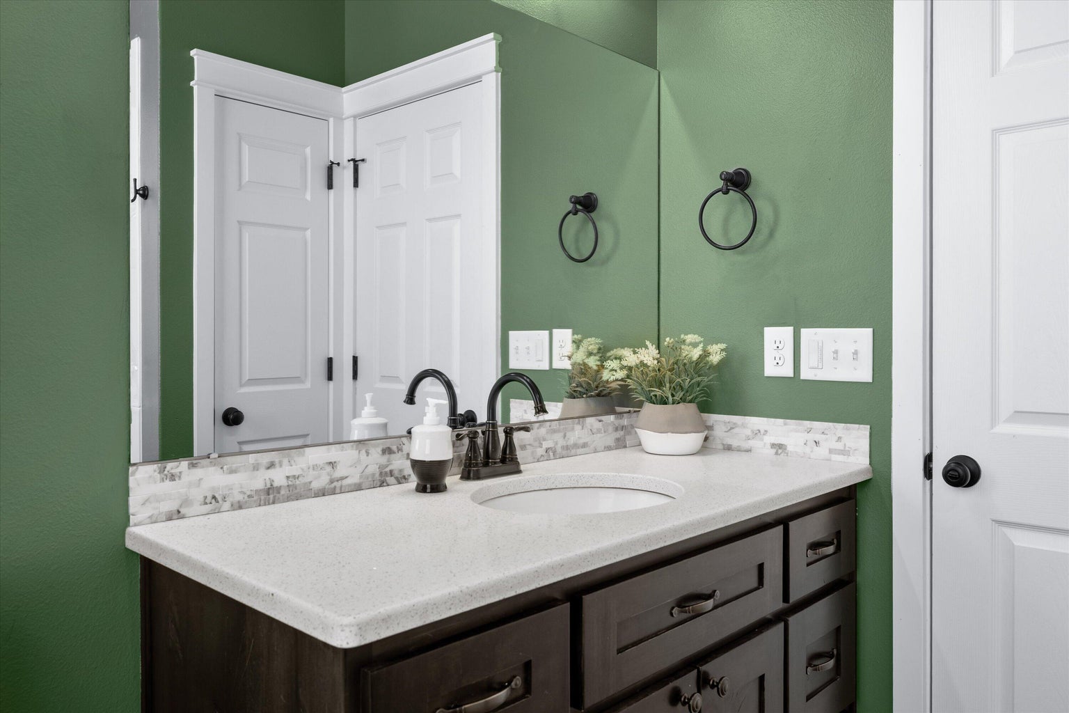 Photo of 317 SE Pioneer Drive 21 of 46