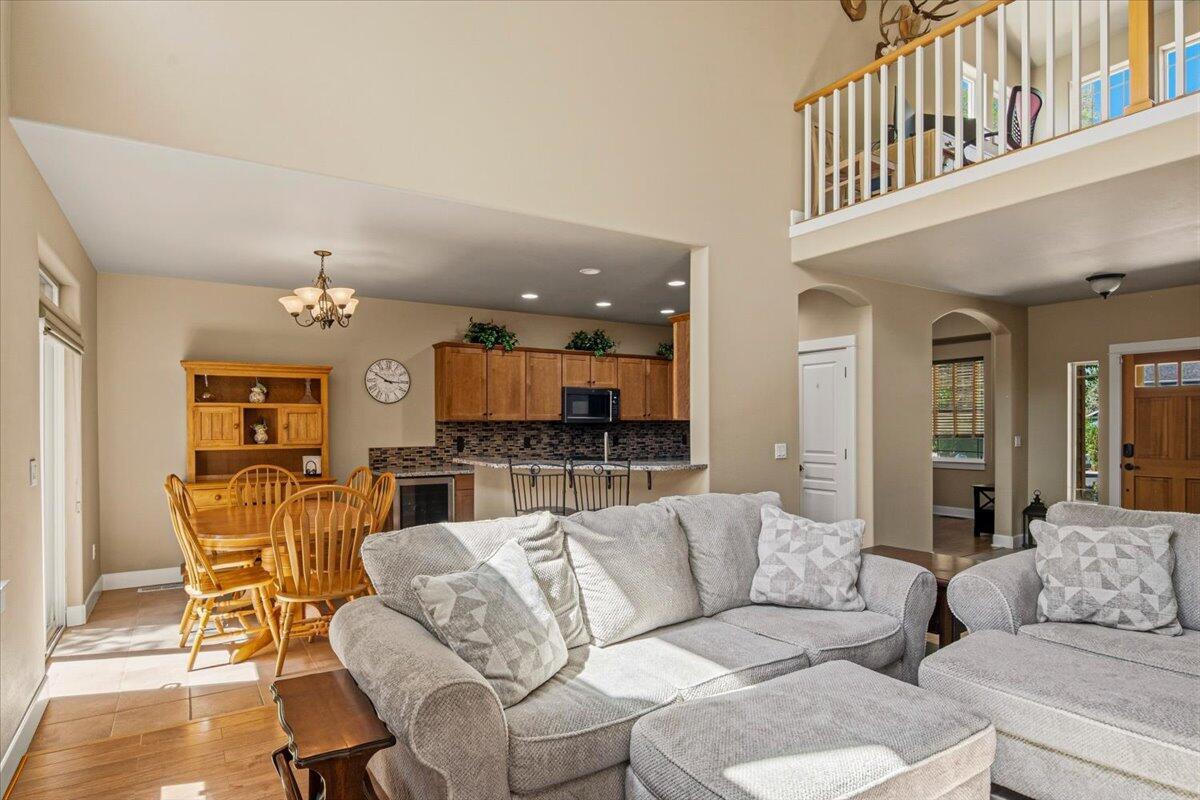 Photo of 1339 SW Rimrock Way 4 of 26