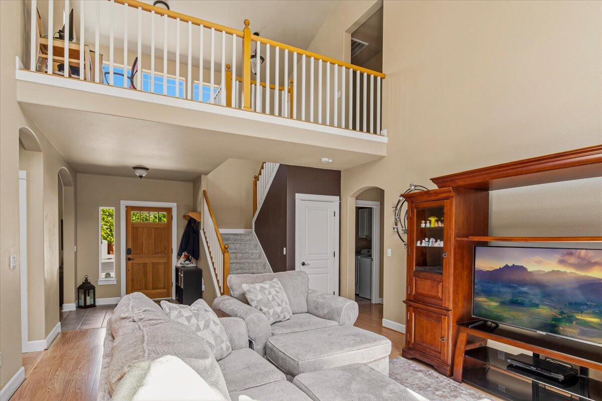 Photo of 1339 SW Rimrock Way 8 of 26