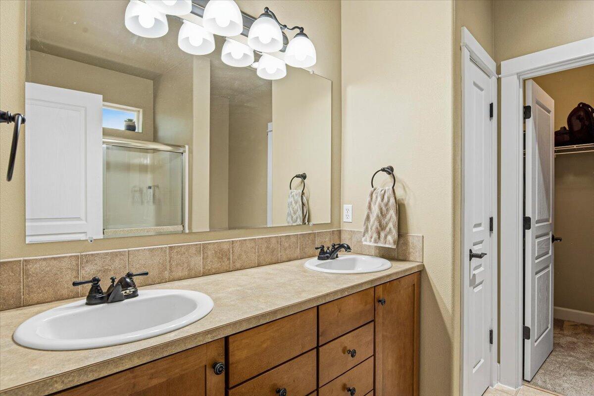 Photo of 1339 SW Rimrock Way 10 of 26