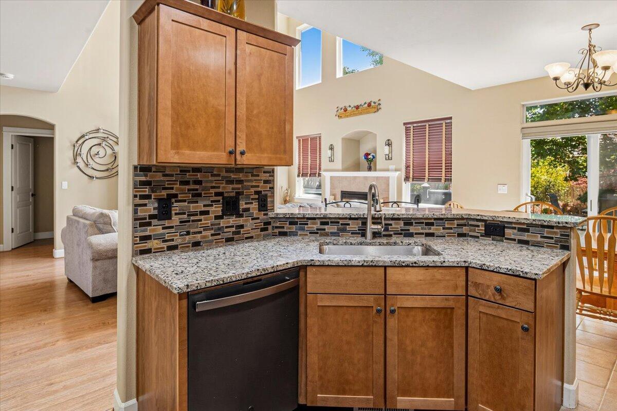 Photo of 1339 SW Rimrock Way 7 of 26