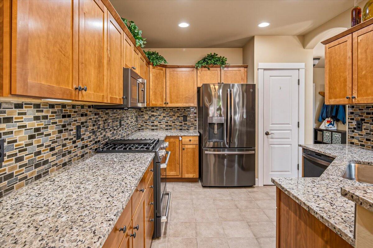 Photo of 1339 SW Rimrock Way 6 of 26