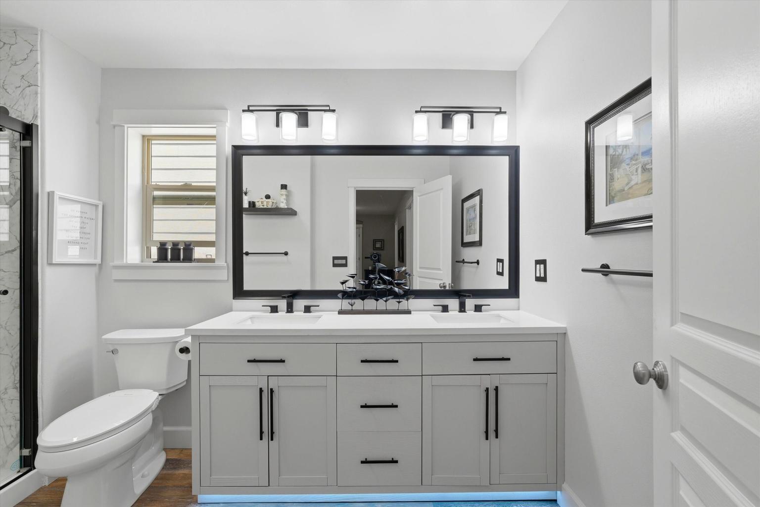 Fully retouched secondary bathroom upstairs