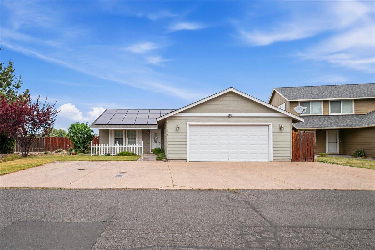 Photo of 512 SE Ponderosa Drive 2 of 21
