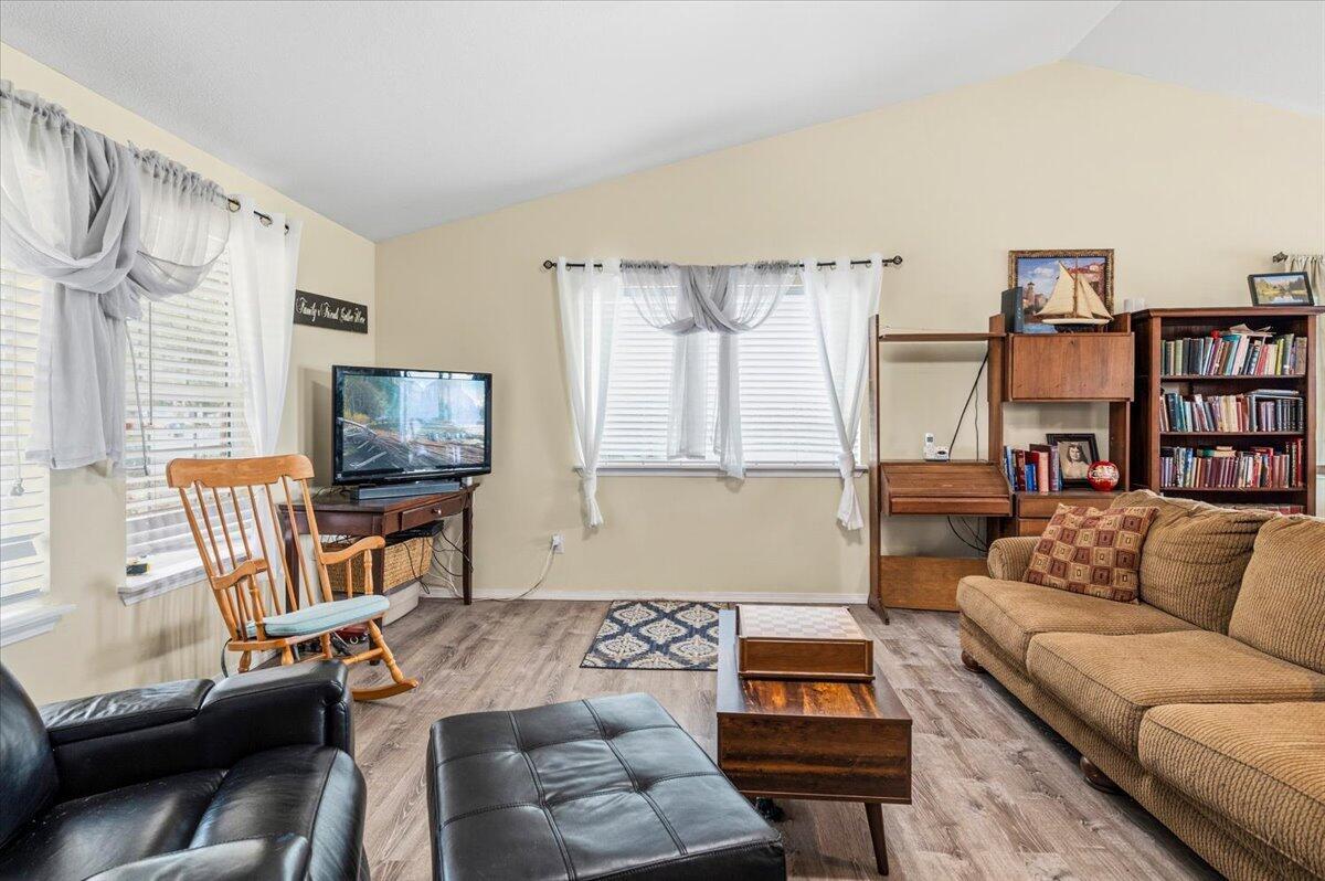 Photo of 512 SE Ponderosa Drive 5 of 21