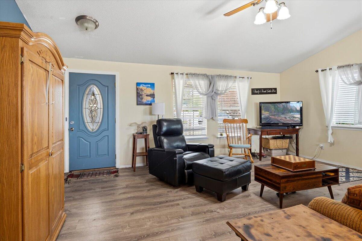Photo of 512 SE Ponderosa Drive 6 of 21