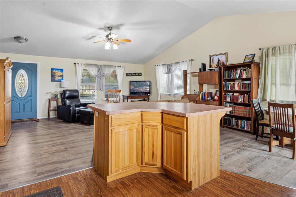 Photo of 512 SE Ponderosa Drive 11 of 21