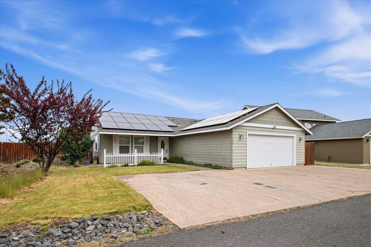 Photo of 512 SE Ponderosa Drive 1 of 21