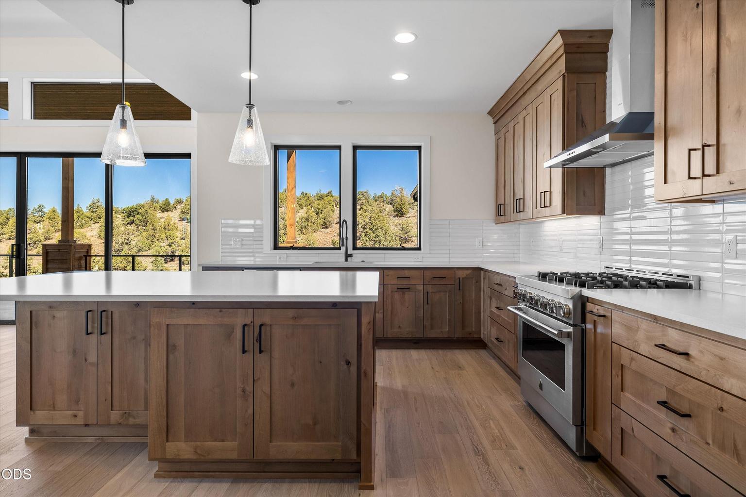 Luxe appliances include Range and Range hood