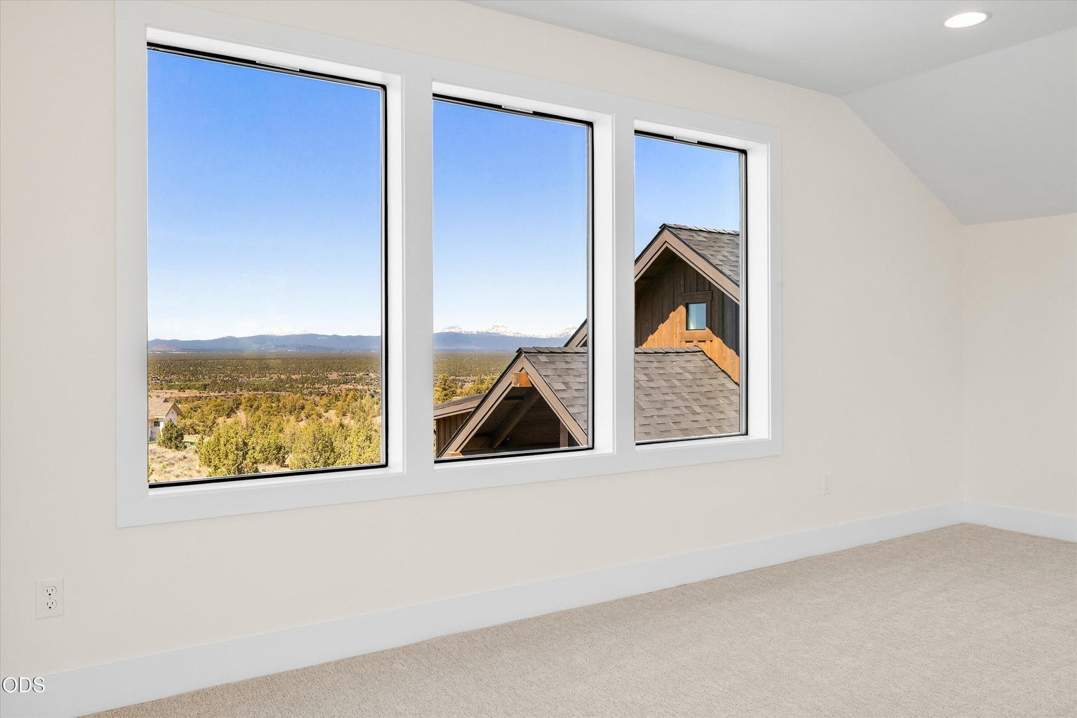 West-facing Cascade Mountain views from the second floor