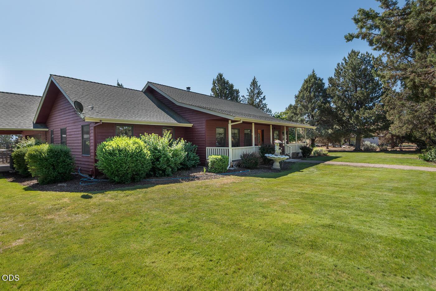 Photo of 1455 SW Sunset Drive 1 of 43