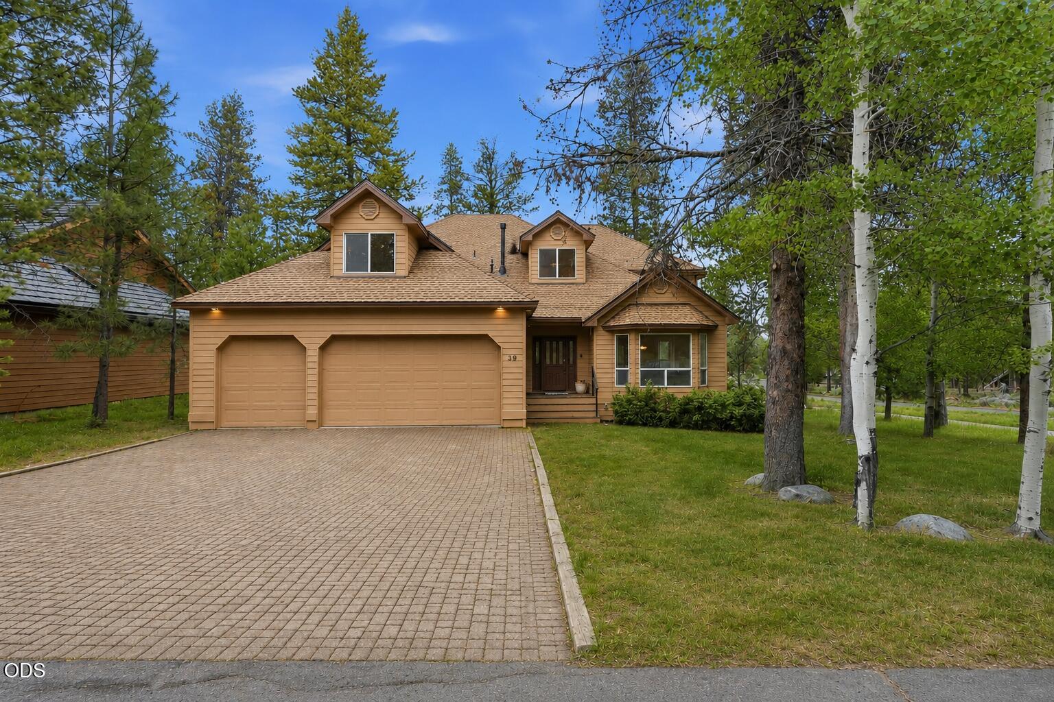 Photo of 18004 Tan Oak Lane 2 of 36