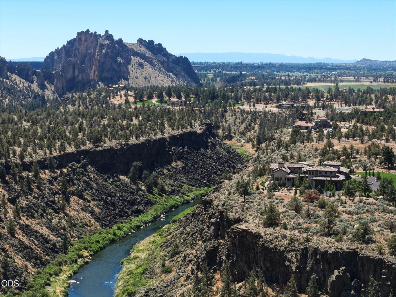 Crooked River canyon, Smith Rock, estate on canyon rim