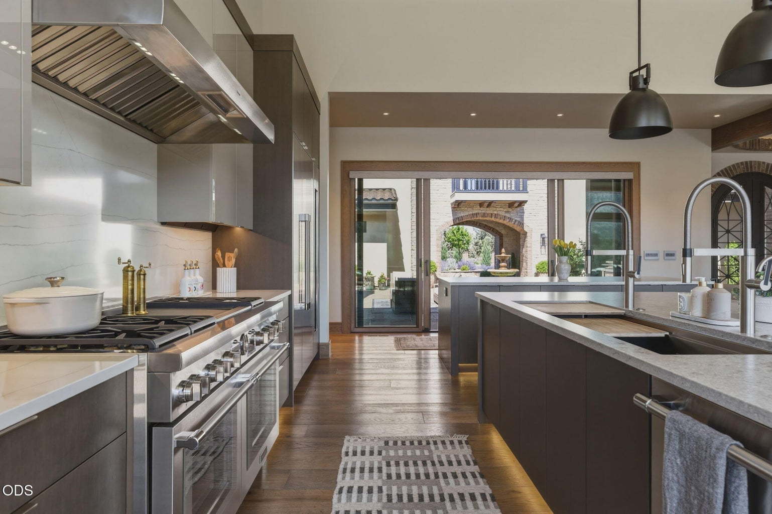 Kitchen cooking suite, professional range, access to courtyard