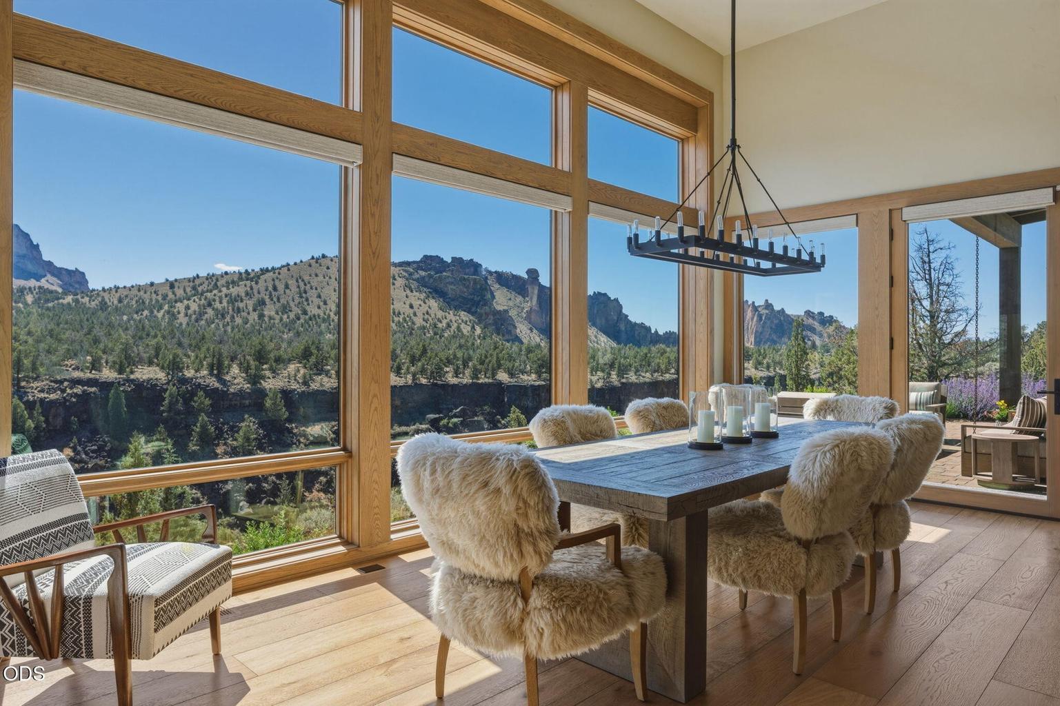 Dining area, floor-to-ceiling windows, Smith Rock and canyon views