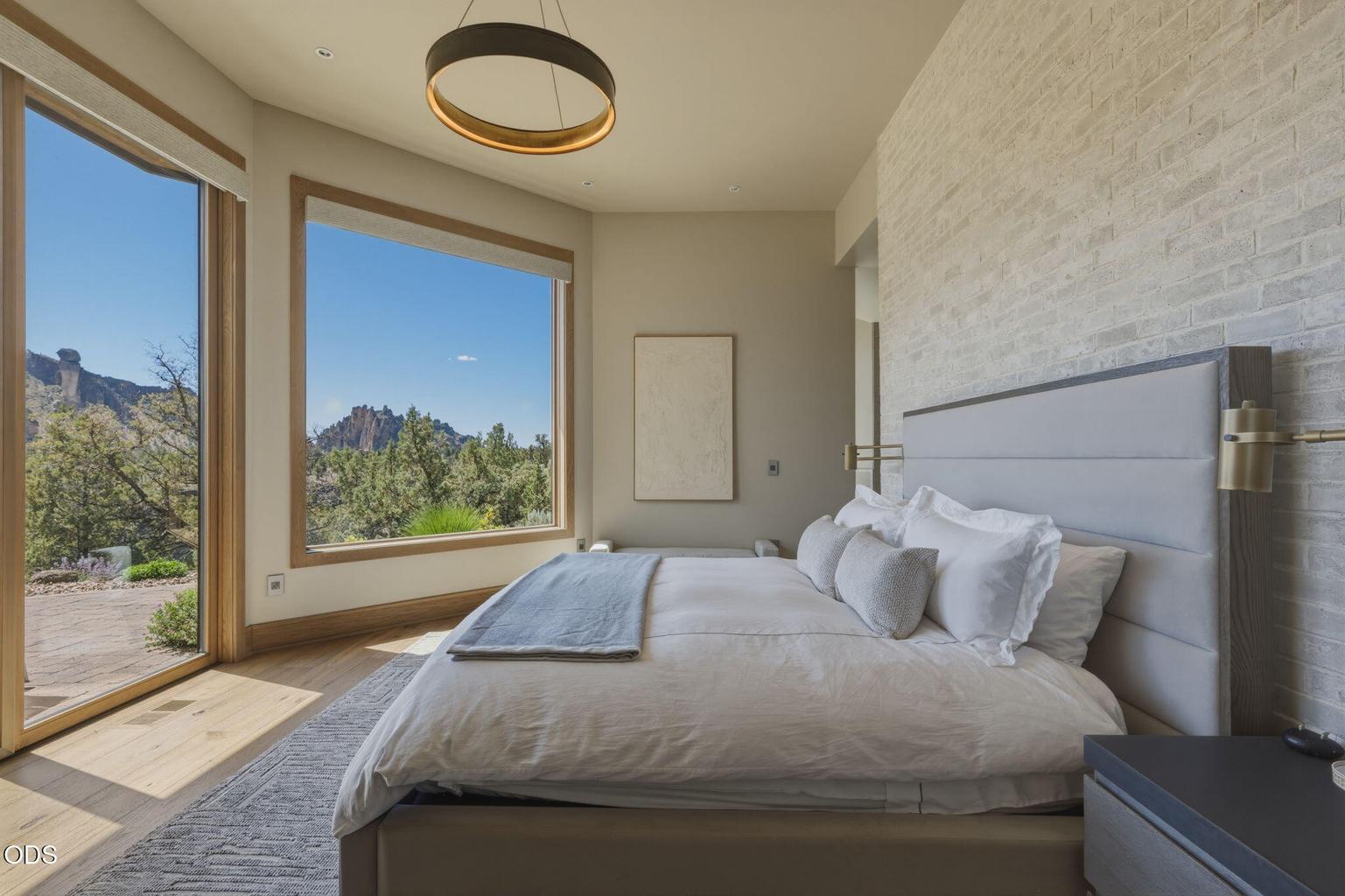 Primary ensuite with Smith Rock views