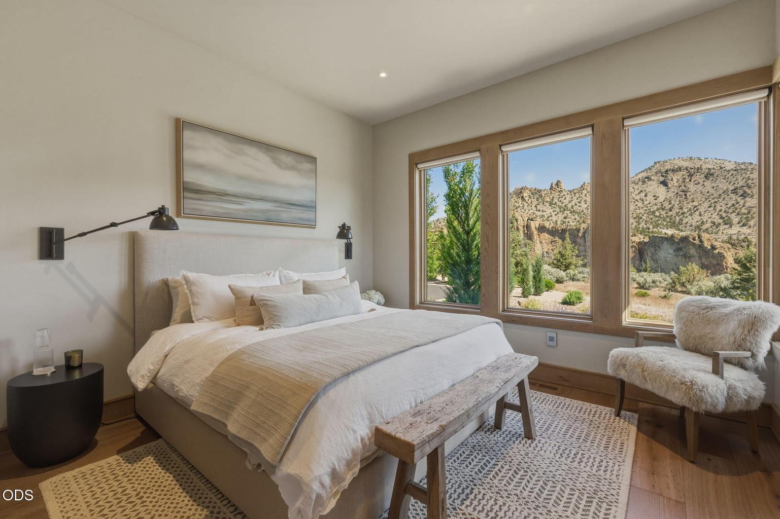 Guest bedroom, Smith Rock and canyon views
