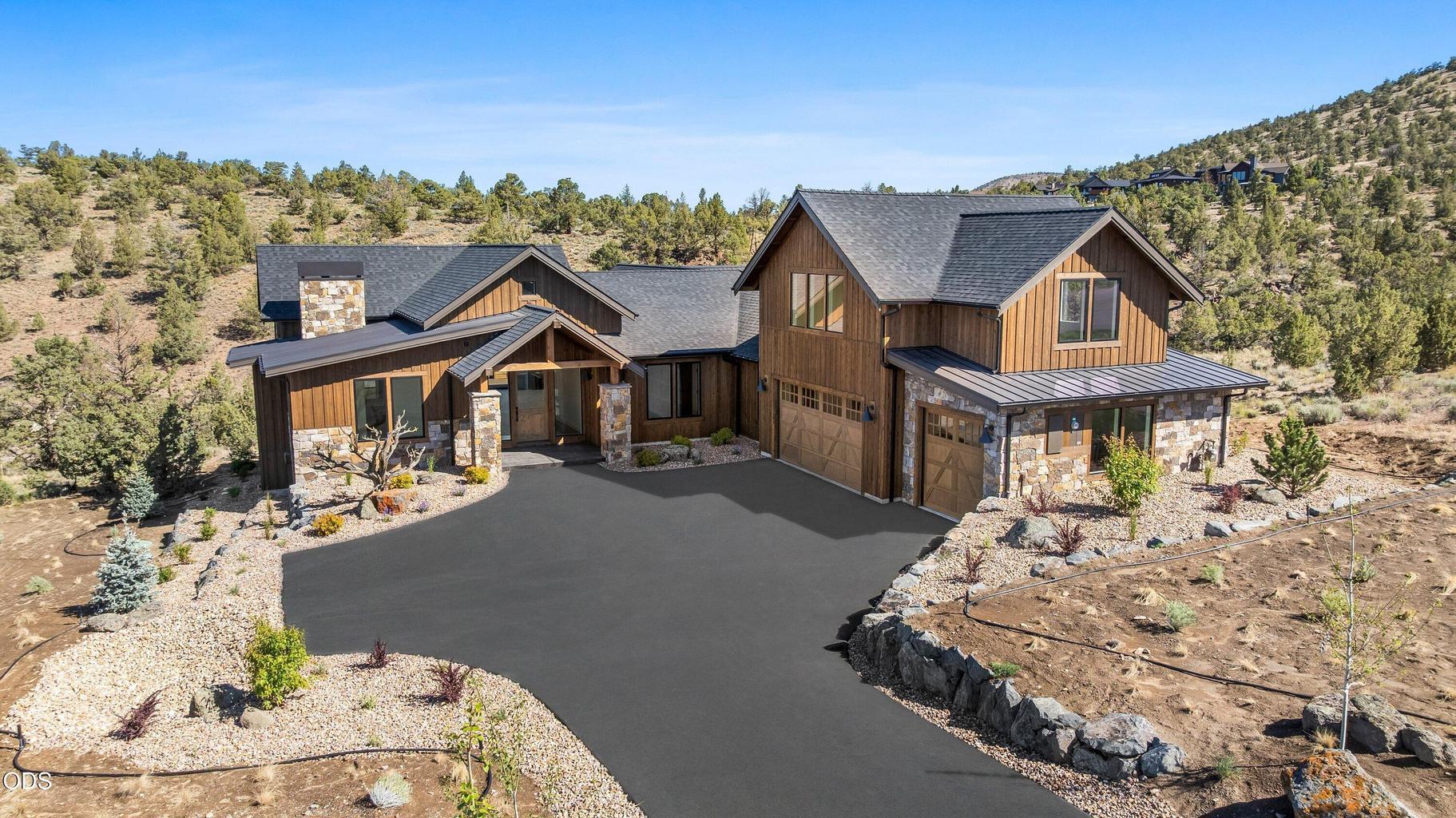 16621 Pinnacle Exterior in the Buttes with common area behind