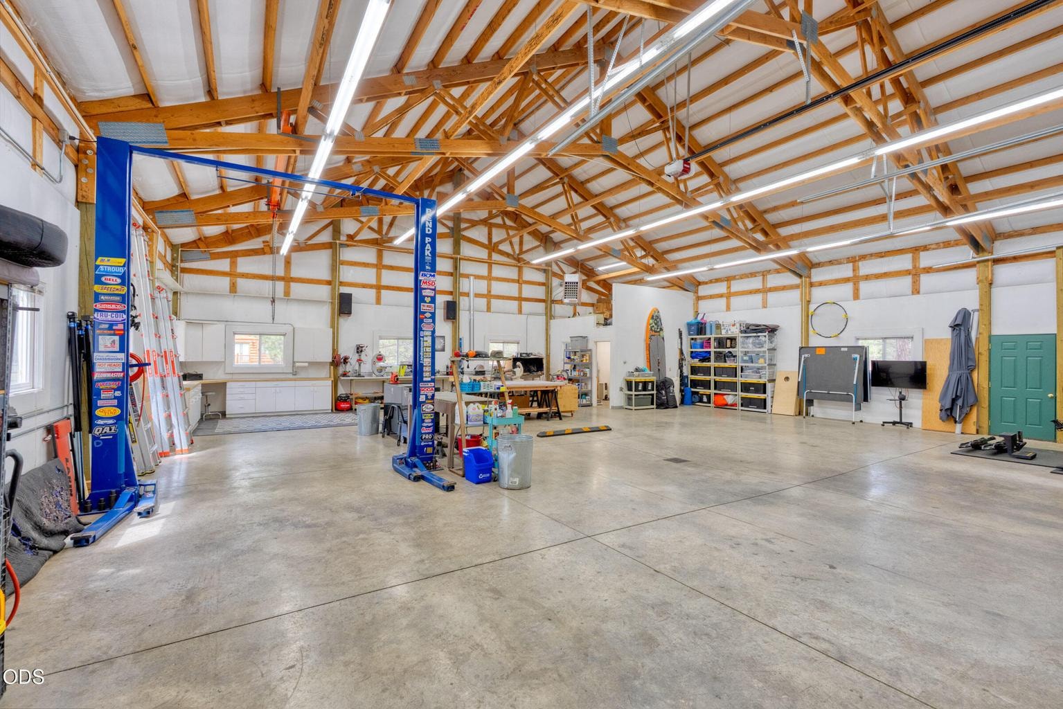 Huge shop can easily fit a 40' RV, car lift and more