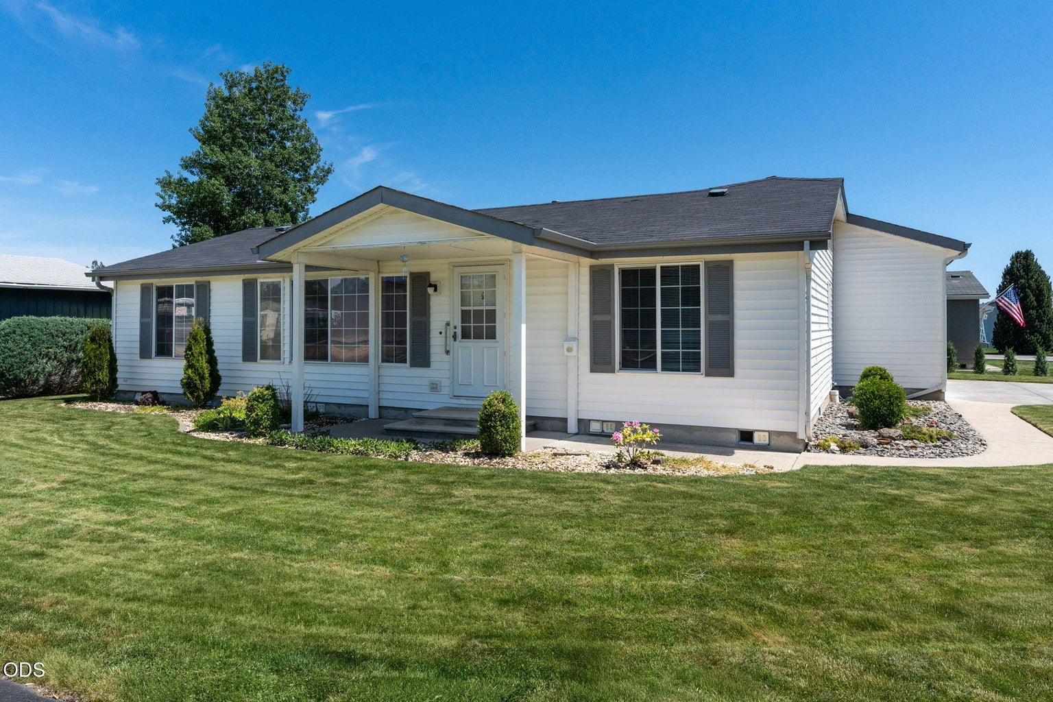 Photo of 811 NE Paiute Court 1 of 16
