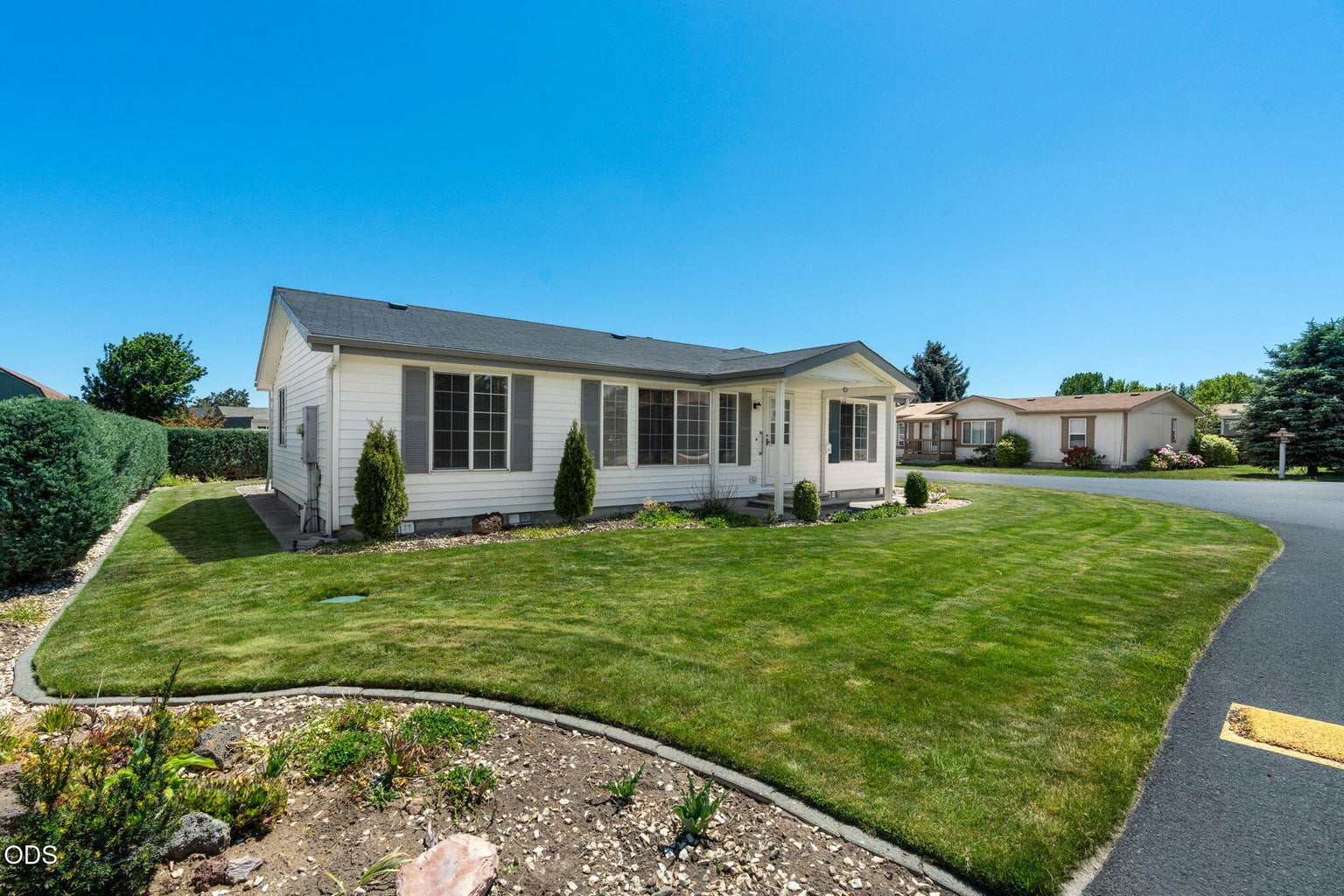 Photo of 811 NE Paiute Court 2 of 16