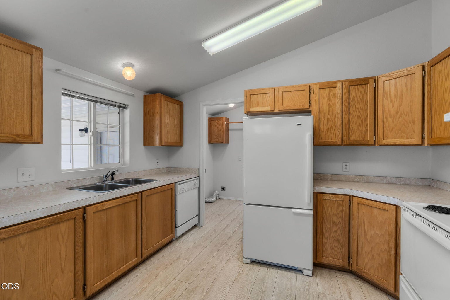 Photo of 811 NE Paiute Court 11 of 16
